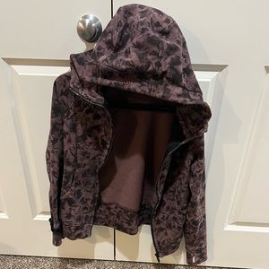 LULULEMON JACKET Size 8 Maroon Flowers. BEAUTIFUL CONDITION very gently used.